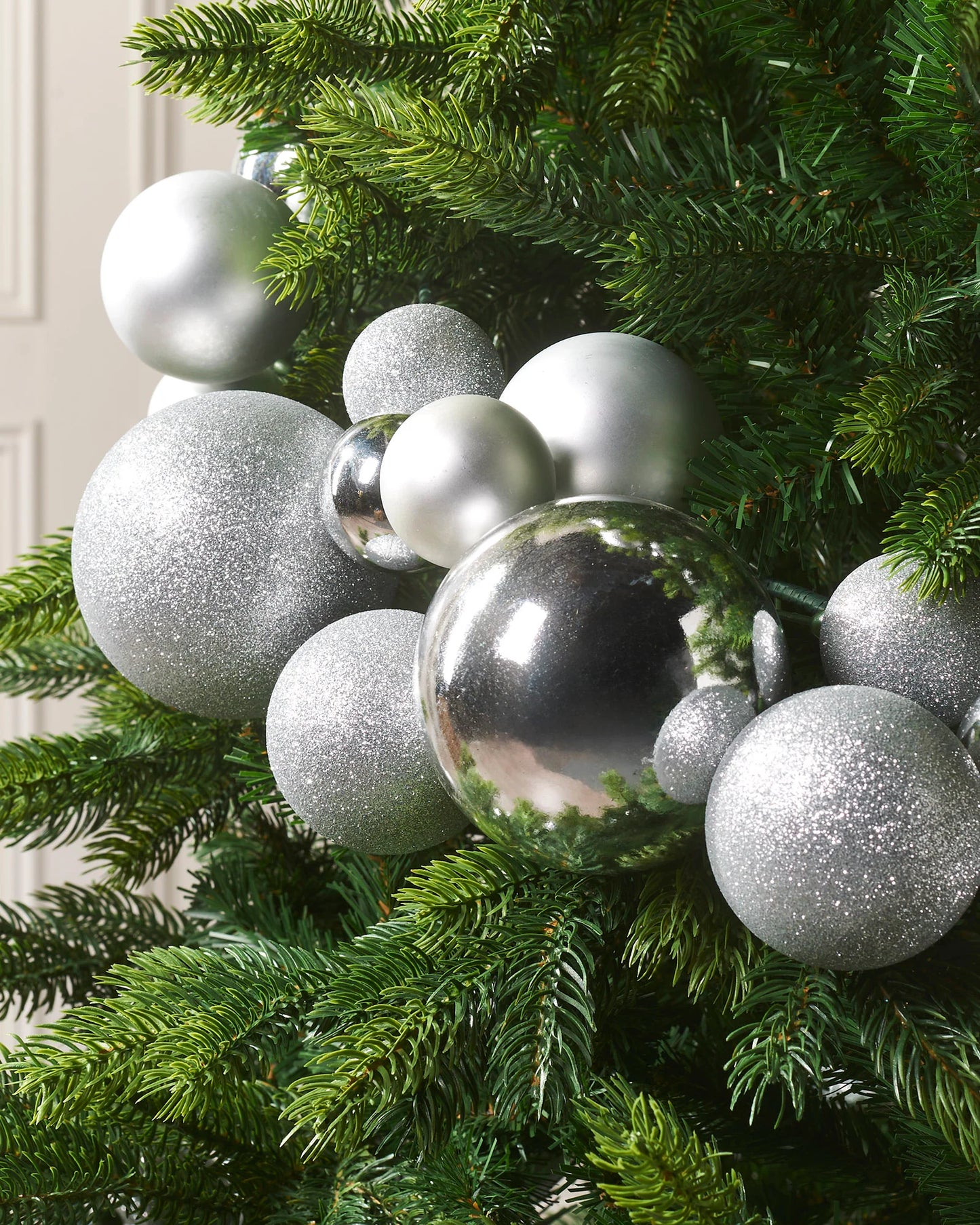 🎄 Christmas Bauble Garland – Easy Tree Decorating Magic