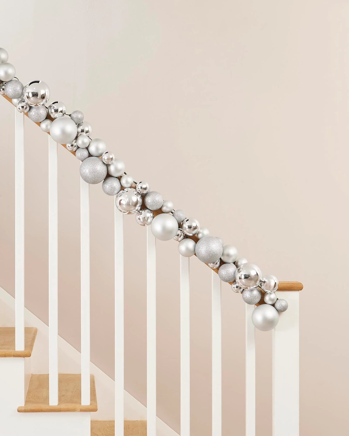 🎄 Christmas Bauble Garland – Easy Tree Decorating Magic